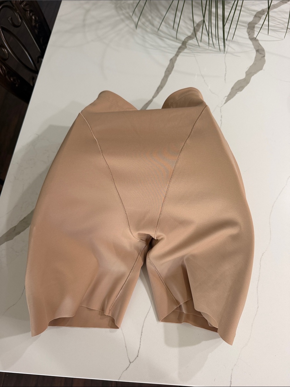 Skims body butt and hip enhancing mid thigh short color clay size small